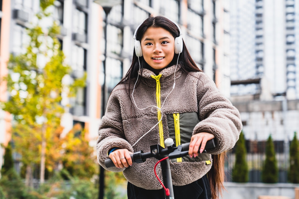 Vélo électrique : comment sont réglementées les distances de visibilité des feux de position ?