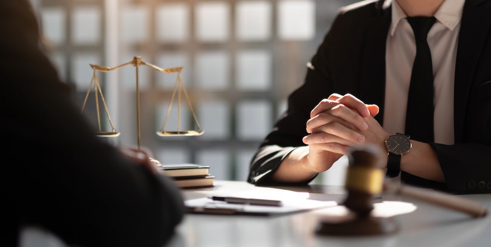 Comment devenir avocat en droit des assurances